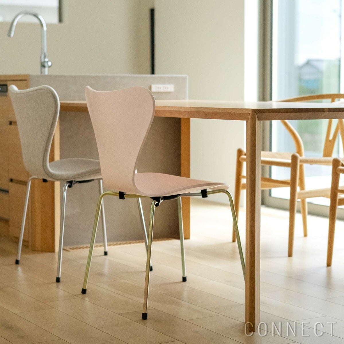 【70周年記念モデル】FRITZ HANSEN（フリッツ・ハンセン） / SERIES 7（セブンチェア） / 7:14AM / ラッカー / レインボー（スチール脚・亜鉛クローム仕上げ） 《2025年限定脚カラー》