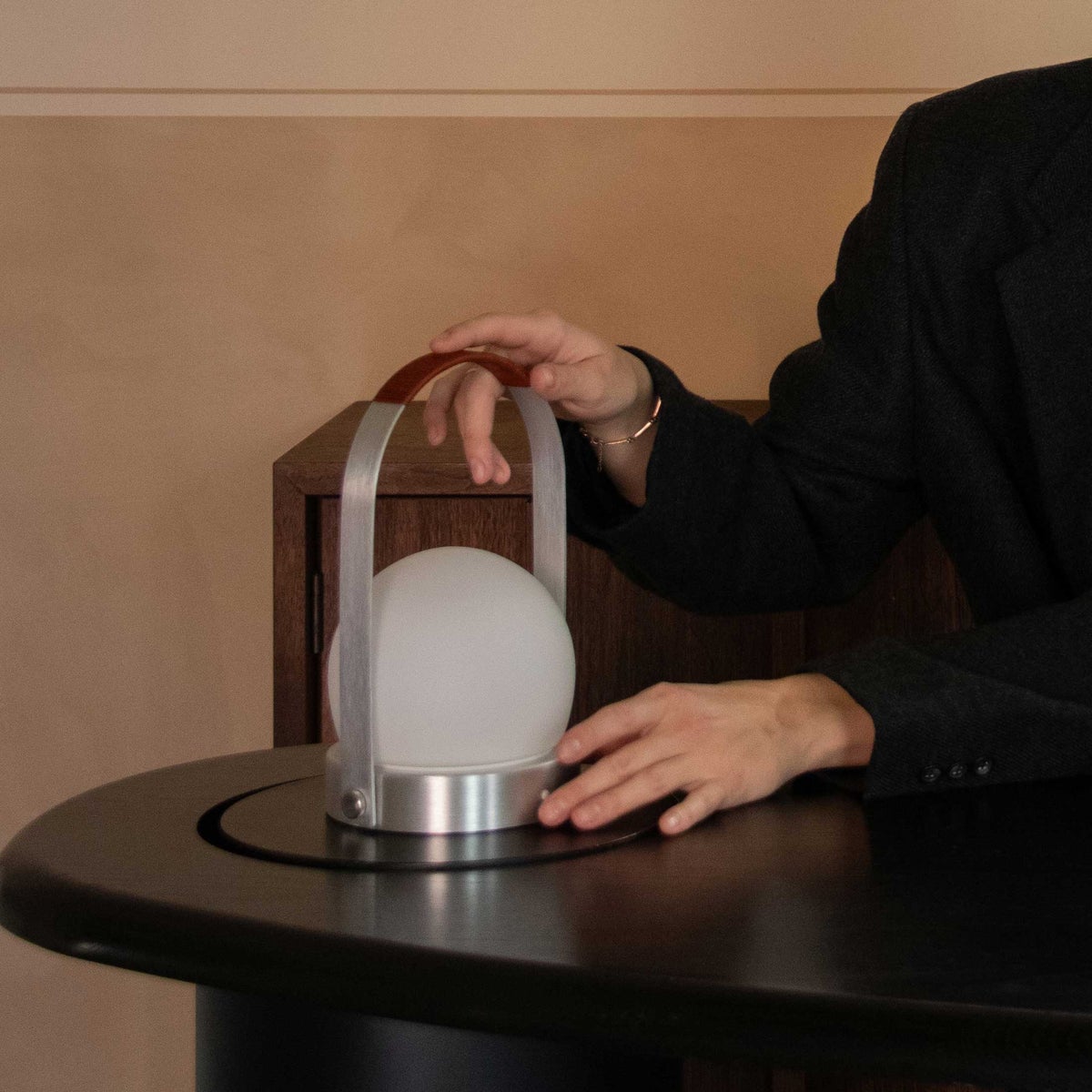 Audo Copenhagen（オドー・コペンハーゲン） / CARRIE PORTABLE LAMP（キャリー ポータブル ランプ） / レザーハンドル付 / 全5色 / テーブルランプ