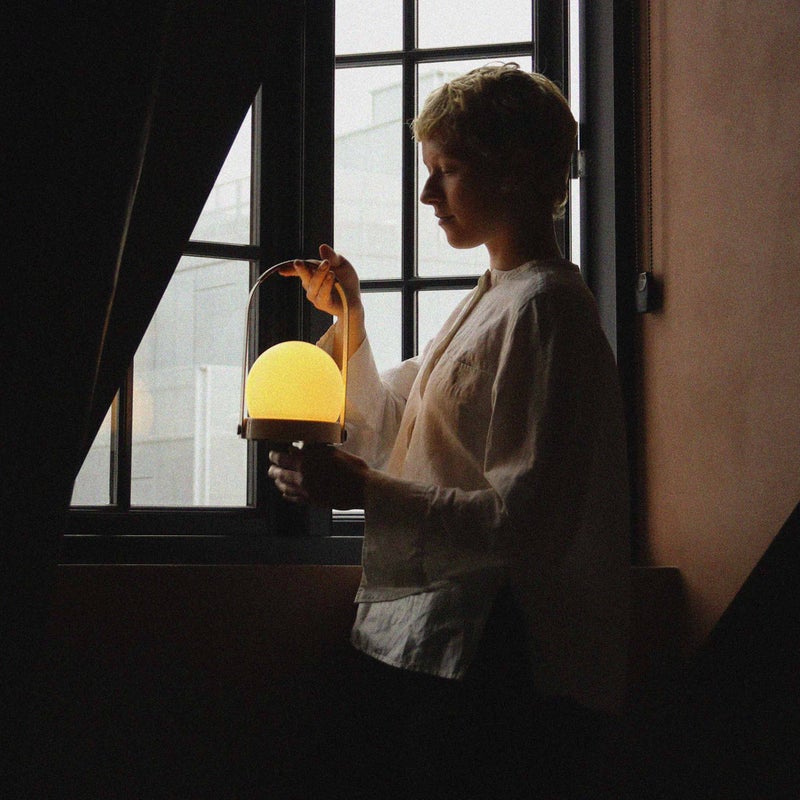 Audo Copenhagen（オドー・コペンハーゲン） / CARRIE PORTABLE LAMP（キャリー ポータブル ランプ） / レザーハンドル付 / 全5色 / テーブルランプ