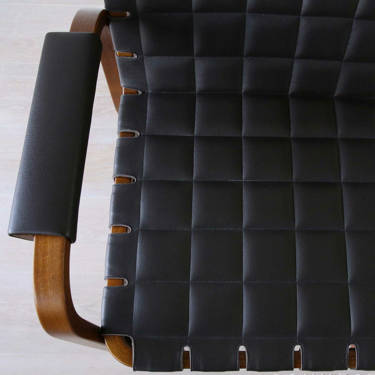 【アウトレット】Artek（アルテック） / ARMCHAIR 45（アームチェア45） / バーチ材・ウォルナットステイン / キルティングレザー / ダークブラウン / アームレスト・レザーカバー