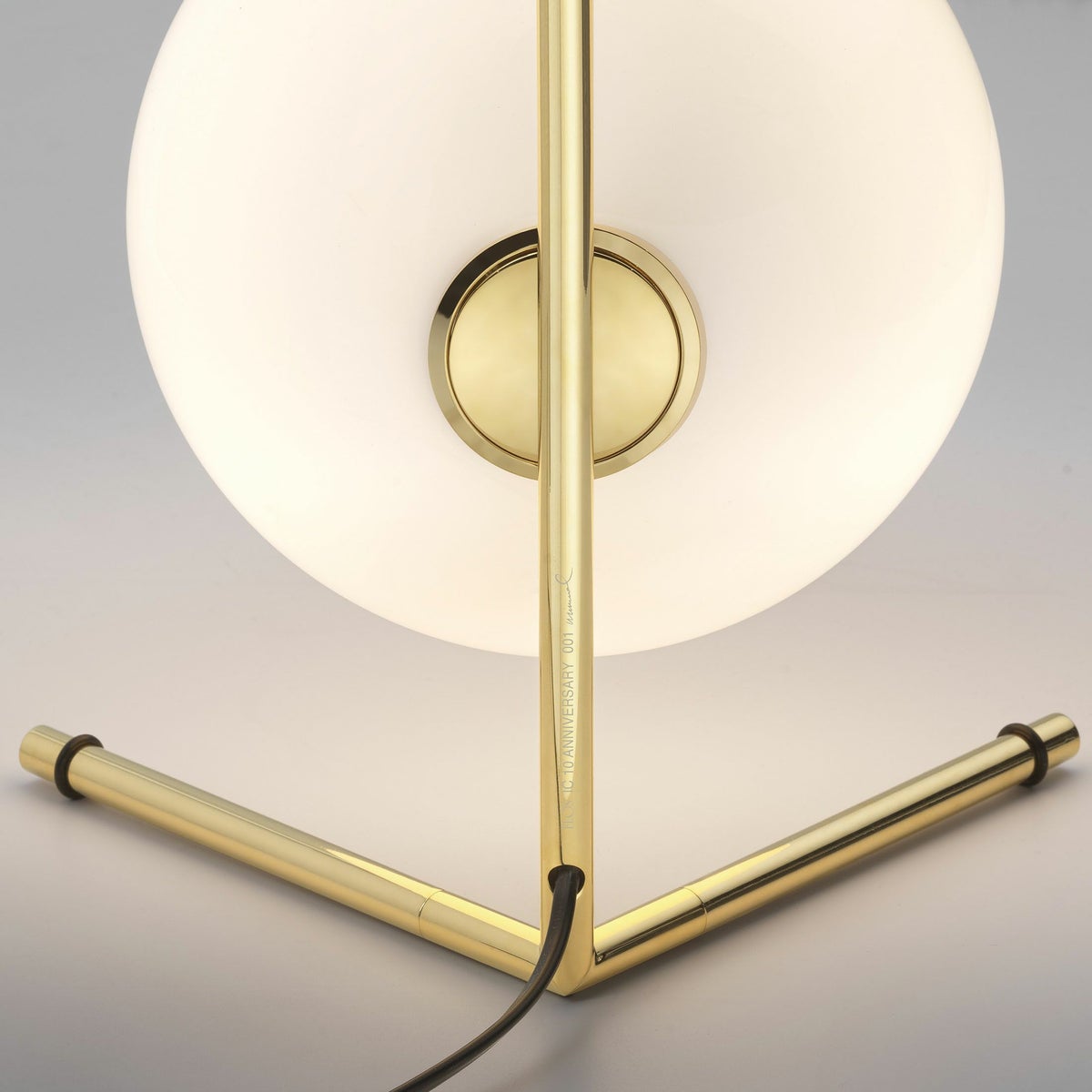 FLOS（フロス） / IC T1 LOW 10 ANNIVERSARY（アイシー 10 アニバーサリー） / テーブルランプ