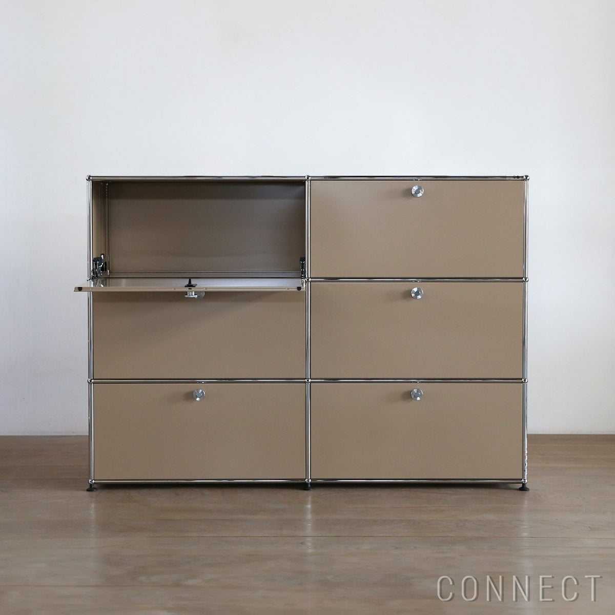 USMハラー（ユーエスエムハラー） / Cabinet（キャビネット） / W1523×D373×H1090mm / ドロップダウンドア×4 エクステンションシェルフ×2 ケーブルカットアウト（コンセント穴×1） / USMベージュ