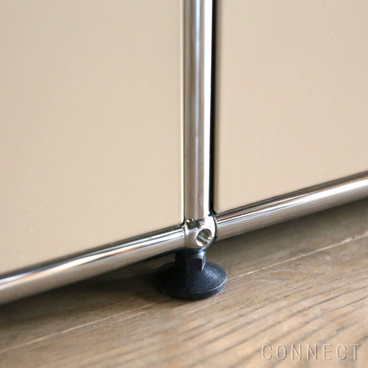 USMハラー（ユーエスエムハラー） / Cabinet（キャビネット） / W1523×D373×H1090mm / ドロップダウンドア×4 エクステンションシェルフ×2 ケーブルカットアウト（コンセント穴×1） / USMベージュ