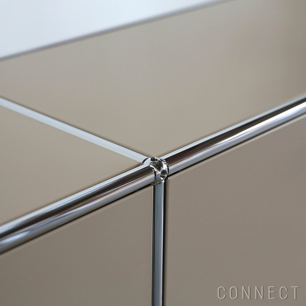 USMハラー（ユーエスエムハラー） / Cabinet（キャビネット） / W1523×D373×H1090mm / ドロップダウンドア×4 エクステンションシェルフ×2 ケーブルカットアウト（コンセント穴×1） / USMベージュ