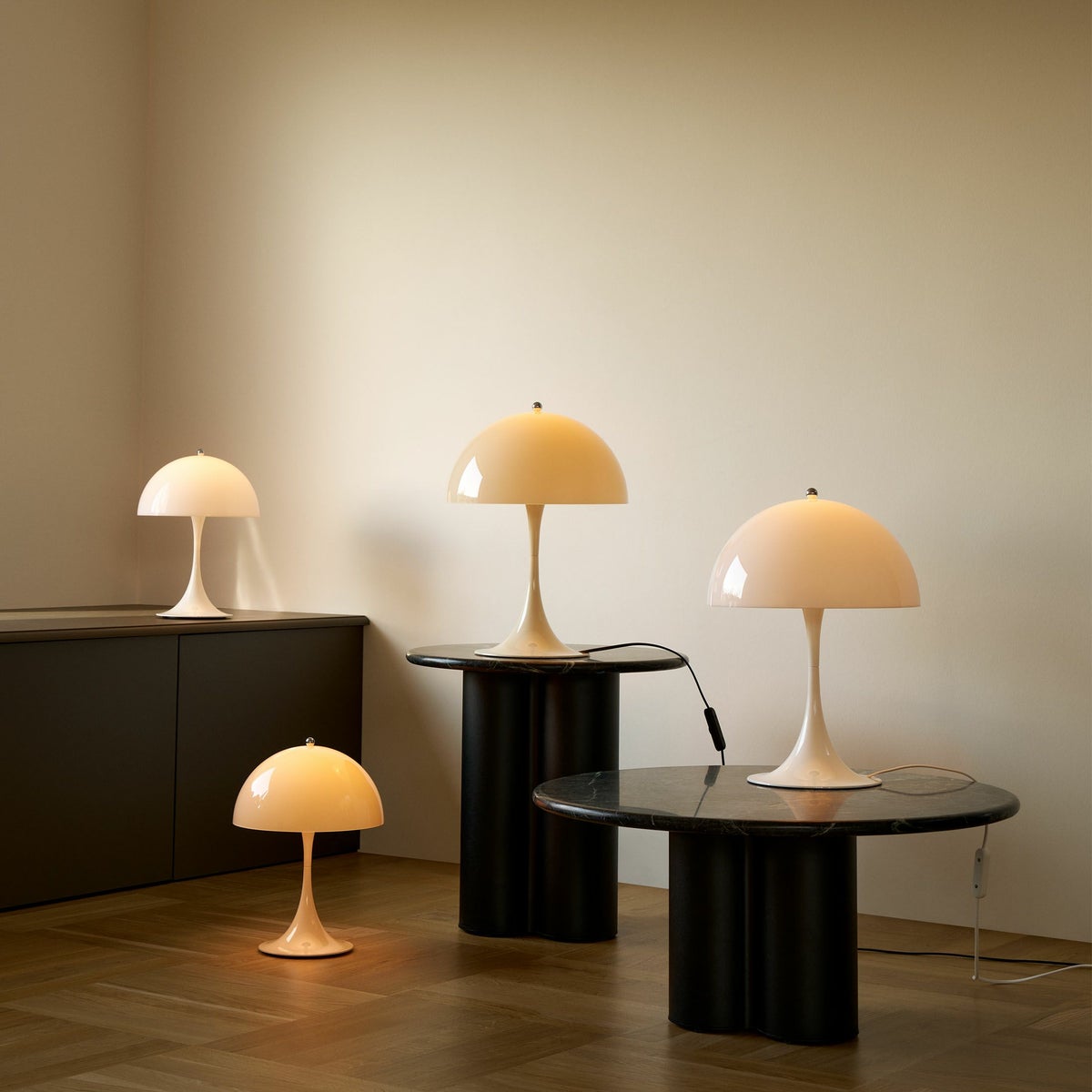 Louis Poulsen（ルイスポールセン） / Panthella 320 Table Lamp（パンテラ 320 テーブルランプ） / 全2色 / テーブルランプ