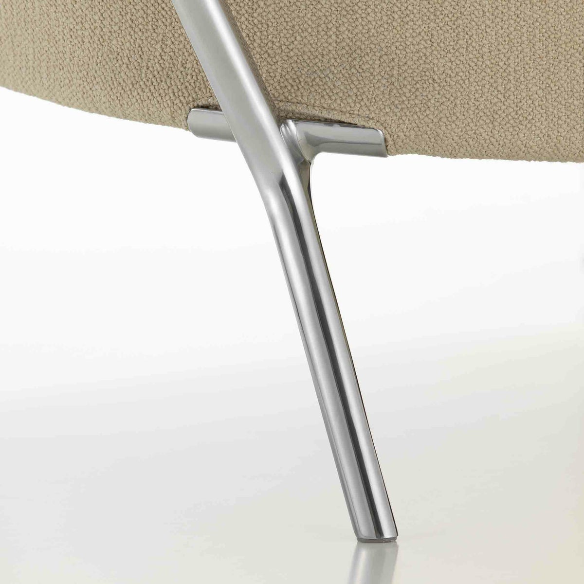 Vitra（ヴィトラ） / Slow Chair （スローチェア） / チェア：Flocca （フロッカ）カバーカラー：ベージュ / ベース：アルミ ポリッシュ / バッククッション 40×30cm Kvadrat Phlo× 0983（ホームセレクション） / バッククッション 65×30cm  Kvadrat Vidar 41062 （ホームセレクション） / ネッククッション付