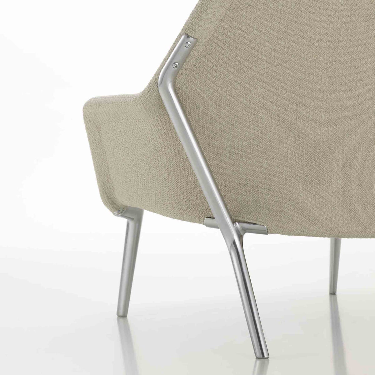 Vitra（ヴィトラ） / Slow Chair （スローチェア） / チェア：Flocca （フロッカ）カバーカラー：ベージュ / ベース：アルミ ポリッシュ / バッククッション 40×30cm Kvadrat Phlo× 0983（ホームセレクション） / バッククッション 65×30cm  Kvadrat Vidar 41062 （ホームセレクション） / ネッククッション付