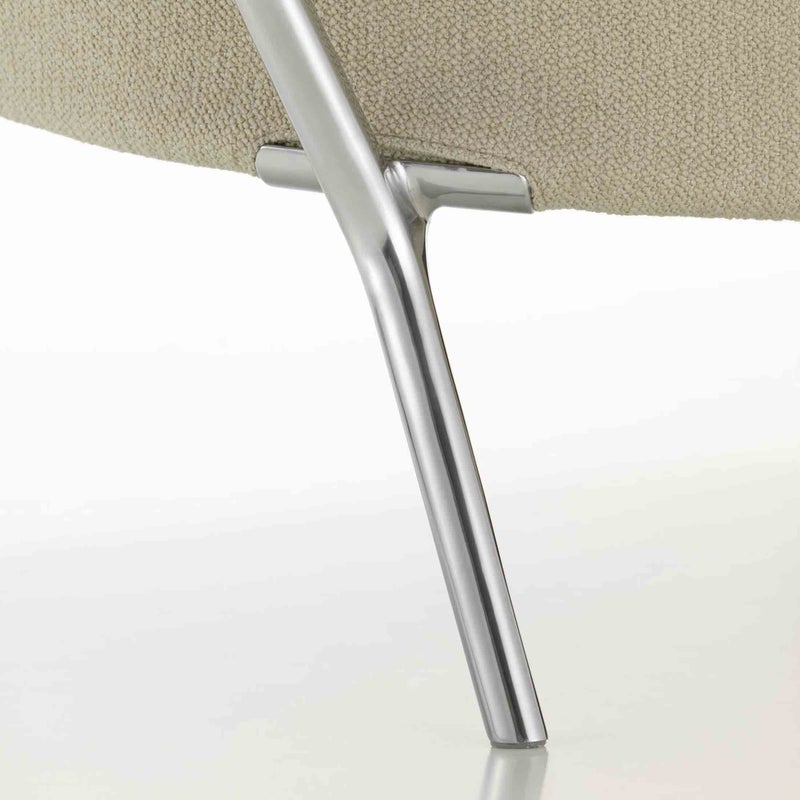 Vitra（ヴィトラ） / Slow Chair （スローチェア） / チェア：Flocca （フロッカ）カバーカラー：ベージュ / ベース：アルミ ポリッシュ / バッククッション 40×30cm Kvadrat Phlo× 0983（ホームセレクション） / バッククッション 65×30cm  Kvadrat Vidar 41062 （ホームセレクション） / ネッククッション付