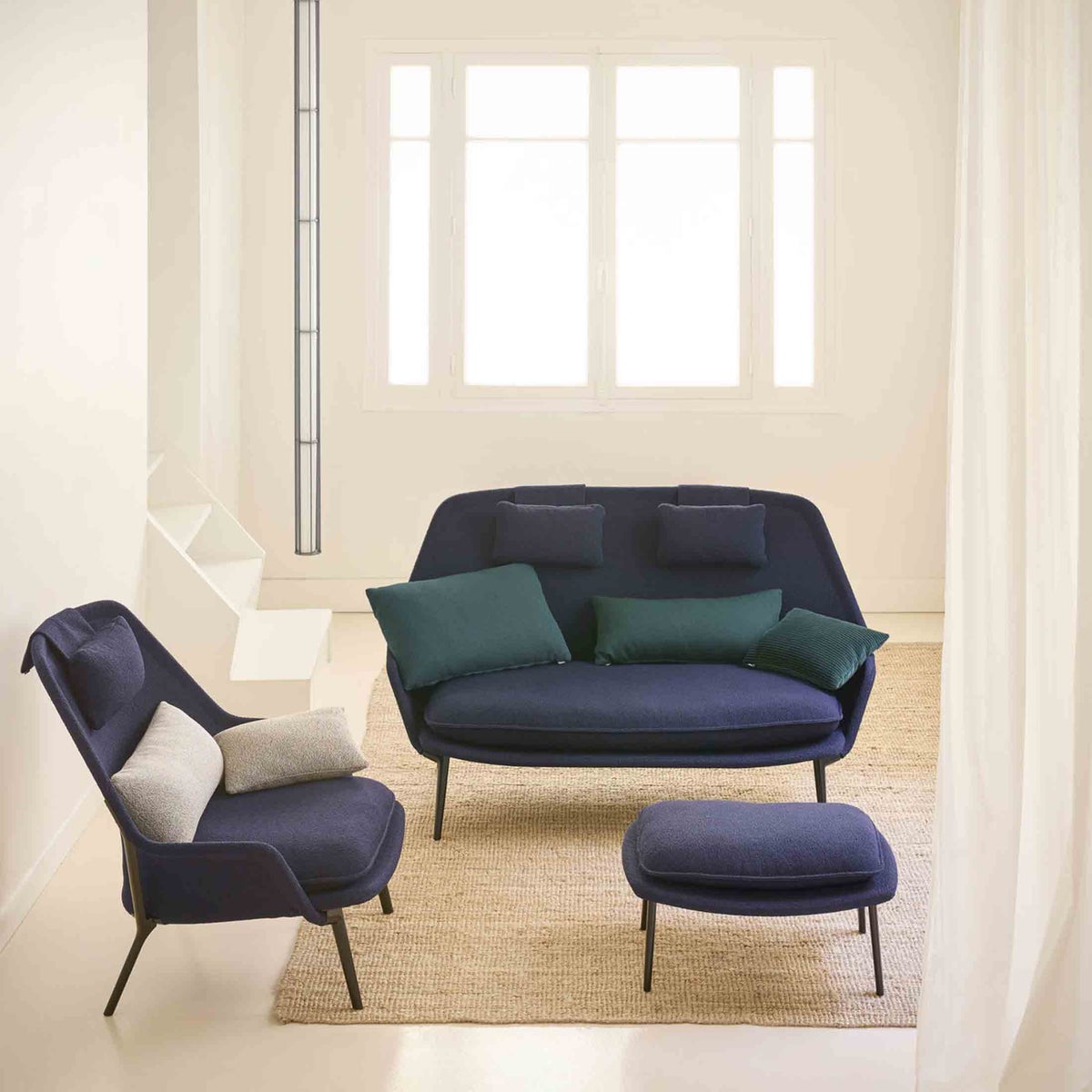 Vitra（ヴィトラ） / Slow Chair （スローチェア） / チェア：Flocca （フロッカ）カバーカラー：ベージュ / ベース：アルミ ポリッシュ / バッククッション 40×30cm Kvadrat Phlo× 0983（ホームセレクション） / バッククッション 65×30cm  Kvadrat Vidar 41062 （ホームセレクション） / ネッククッション付