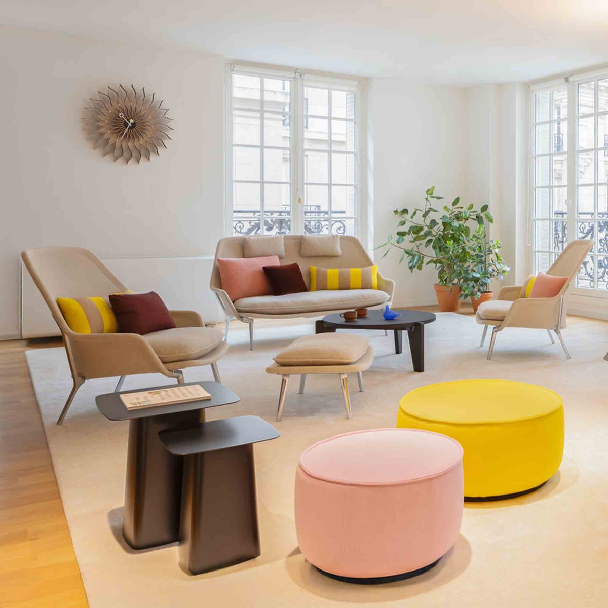 Vitra（ヴィトラ） / Slow Chair （スローチェア） / チェア：Flocca （フロッカ）カバーカラー：ベージュ / ベース：アルミ ポリッシュ / バッククッション 40×30cm Kvadrat Phlo× 0983（ホームセレクション） / バッククッション 65×30cm  Kvadrat Vidar 41062 （ホームセレクション） / ネッククッション付