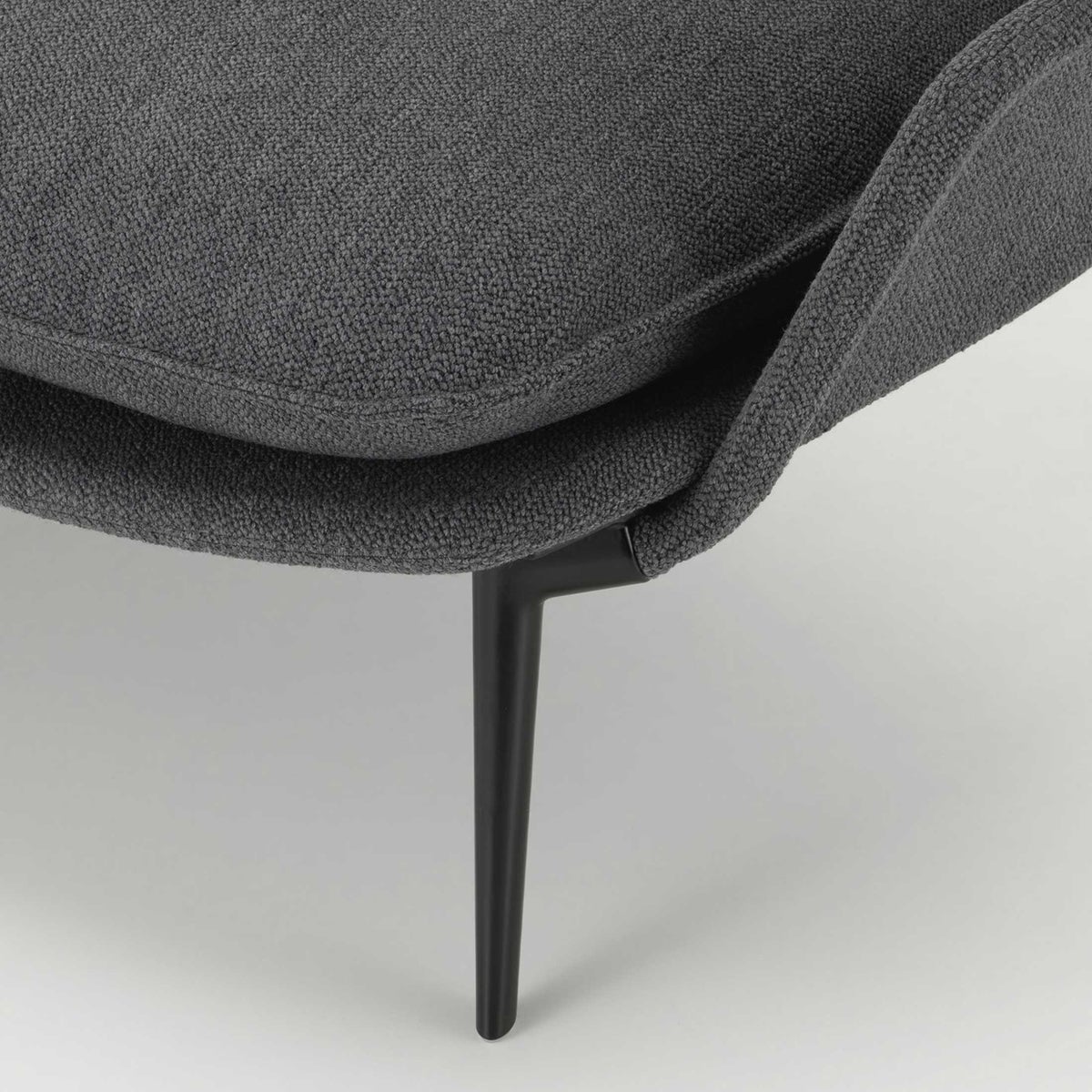 Vitra（ヴィトラ） / Slow Sofa (スローソファ) / Flocca (フロッカ）カバーカラー：ベージュ / ベース：アルミポリッシュ / バッククッション 65×30cm Kvadrat Reflex 0449 / バッククッション 40×30cm Hola 03 chestnut / バッククッション 60×40cm Dedar A perfect Flower col.003 / ネッククッション付
