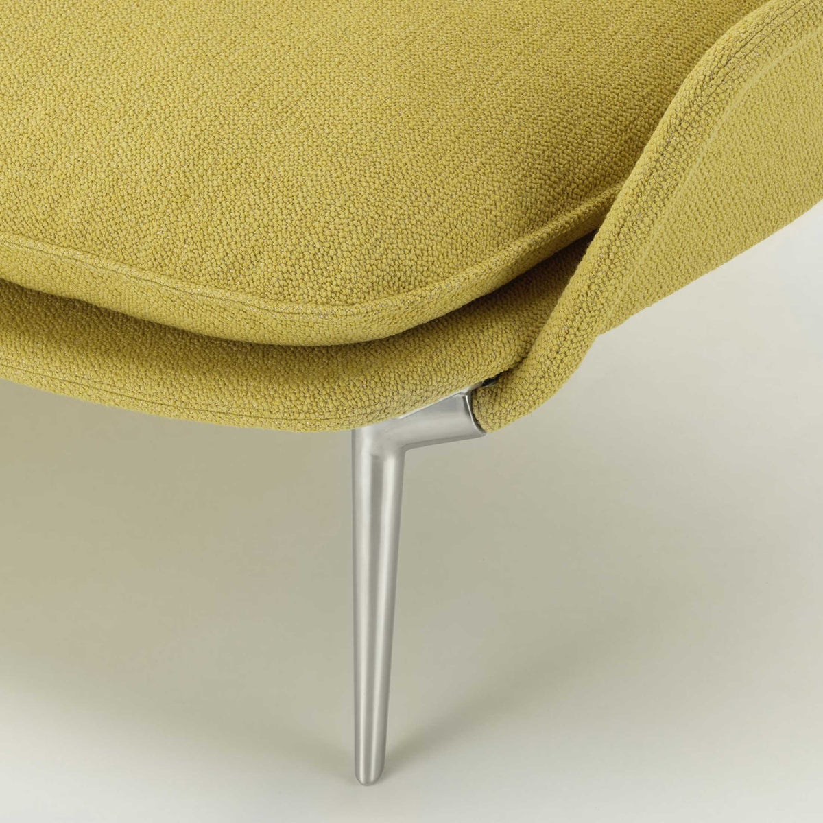 Vitra（ヴィトラ） / Slow Sofa (スローソファ) / Flocca (フロッカ）カバーカラー：ベージュ / ベース：アルミポリッシュ / バッククッション 65×30cm Kvadrat Reflex 0449 / バッククッション 40×30cm Hola 03 chestnut / バッククッション 60×40cm Dedar A perfect Flower col.003 / ネッククッション付