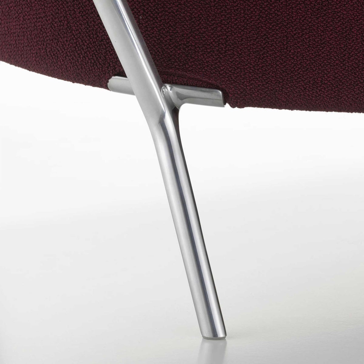 Vitra（ヴィトラ） / Slow Sofa (スローソファ) / Flocca (フロッカ）カバーカラー：ベージュ / ベース：アルミポリッシュ / バッククッション 65×30cm Kvadrat Reflex 0449 / バッククッション 40×30cm Hola 03 chestnut / バッククッション 60×40cm Dedar A perfect Flower col.003 / ネッククッション付