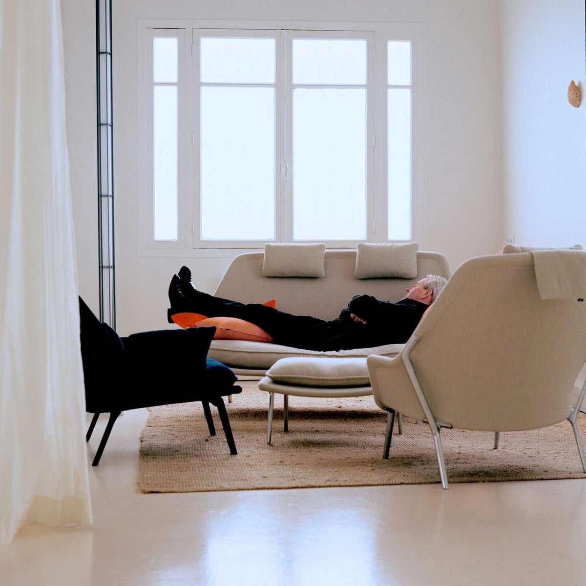 Vitra（ヴィトラ） / Slow Sofa (スローソファ) / Flocca (フロッカ）カバーカラー：ベージュ / ベース：アルミポリッシュ / バッククッション 65×30cm Kvadrat Reflex 0449 / バッククッション 40×30cm Hola 03 chestnut / バッククッション 60×40cm Dedar A perfect Flower col.003 / ネッククッション付