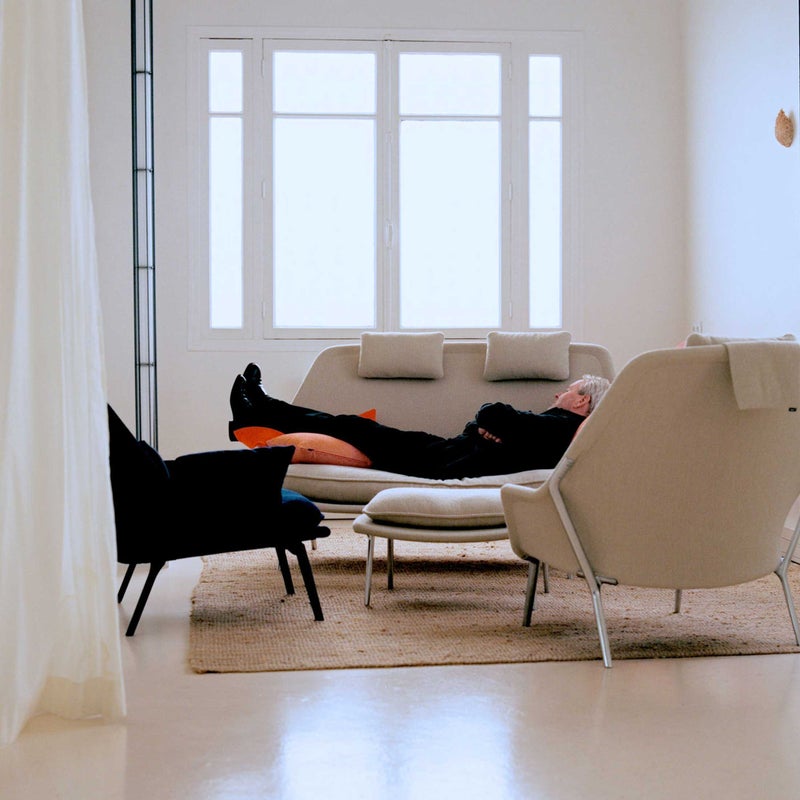 Vitra（ヴィトラ） / Slow Sofa (スローソファ) / Flocca (フロッカ）カバーカラー：ベージュ / ベース：アルミポリッシュ / バッククッション 65×30cm Kvadrat Reflex 0449 / バッククッション 40×30cm Hola 03 chestnut / バッククッション 60×40cm Dedar A perfect Flower col.003 / ネッククッション付