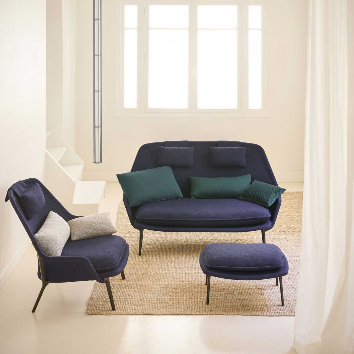 Vitra（ヴィトラ） / Slow Sofa (スローソファ) / Flocca (フロッカ）カバーカラー：ベージュ / ベース：アルミポリッシュ / バッククッション 65×30cm Kvadrat Reflex 0449 / バッククッション 40×30cm Hola 03 chestnut / バッククッション 60×40cm Dedar A perfect Flower col.003 / ネッククッション付
