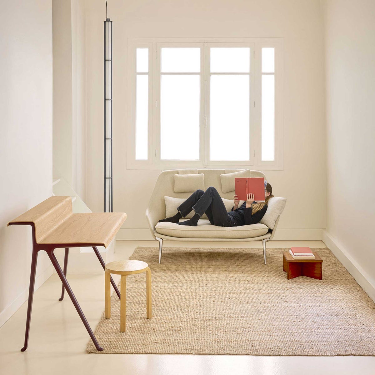 Vitra（ヴィトラ） / Slow Sofa (スローソファ) / Flocca (フロッカ）カバーカラー：ベージュ / ベース：アルミポリッシュ / バッククッション 65×30cm Kvadrat Reflex 0449 / バッククッション 40×30cm Hola 03 chestnut / バッククッション 60×40cm Dedar A perfect Flower col.003 / ネッククッション付