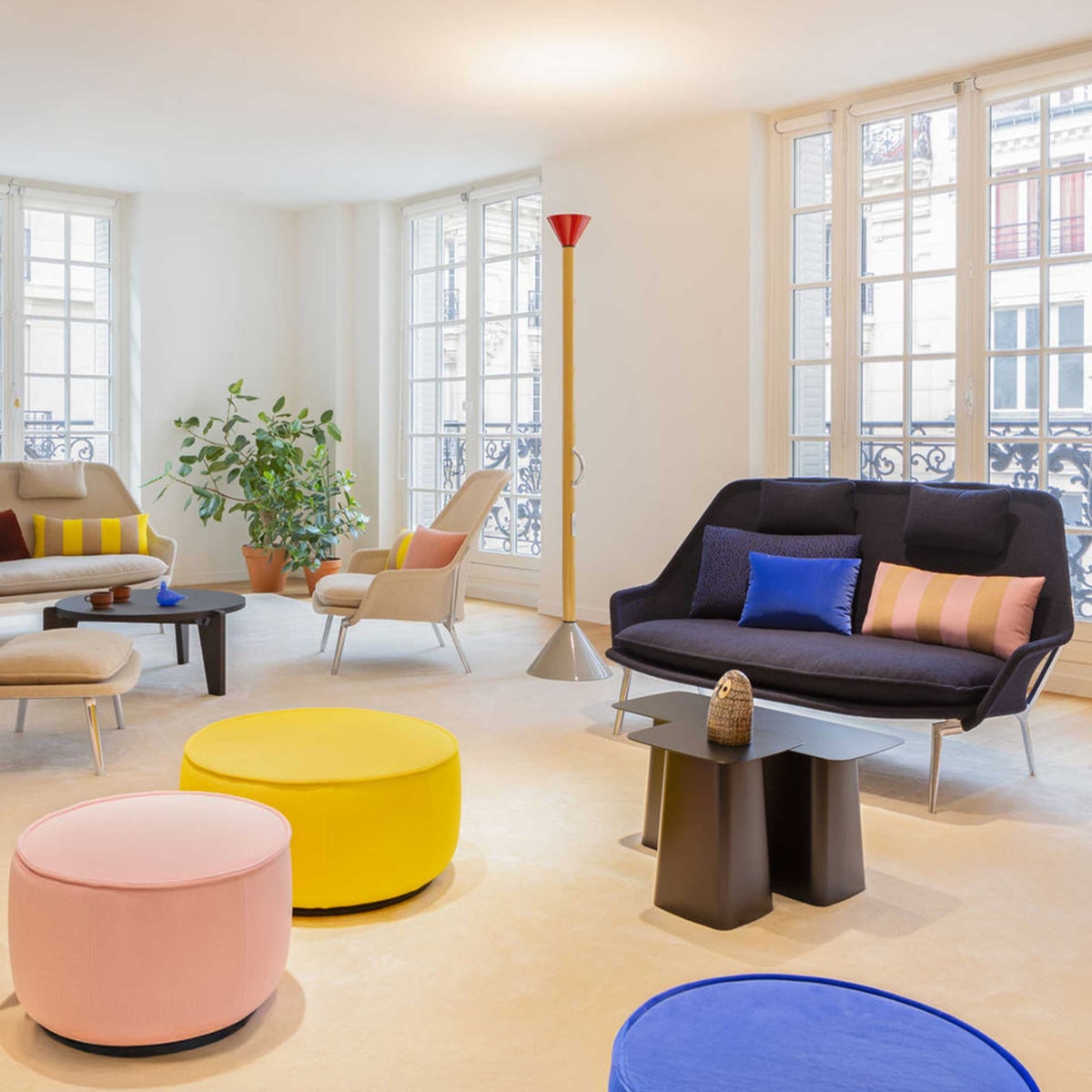 Vitra（ヴィトラ） / Slow Sofa (スローソファ) / Flocca (フロッカ）カバーカラー：ベージュ / ベース：アルミポリッシュ / バッククッション 65×30cm Kvadrat Reflex 0449 / バッククッション 40×30cm Hola 03 chestnut / バッククッション 60×40cm Dedar A perfect Flower col.003 / ネッククッション付