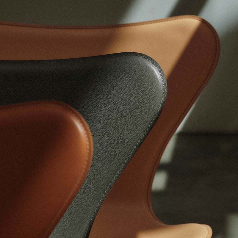 【70周年記念モデル】FRITZ HANSEN（フリッツ・ハンセン） / SERIES 7（セブンチェア） / TAILORED（テーラード） / ハーネスレザー / ウォームエクリュ / フルパディング