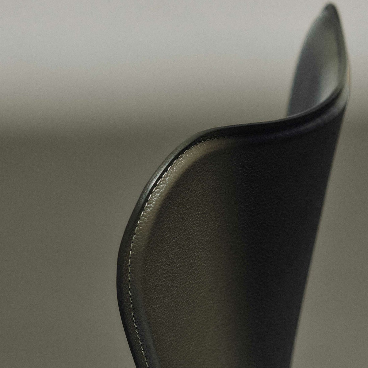 FRITZ HANSEN（フリッツ・ハンセン） / SERIES 7（セブンチェア） / TAILORED（テーラード） / ハーネスレザー / スレートグレー / フルパディング