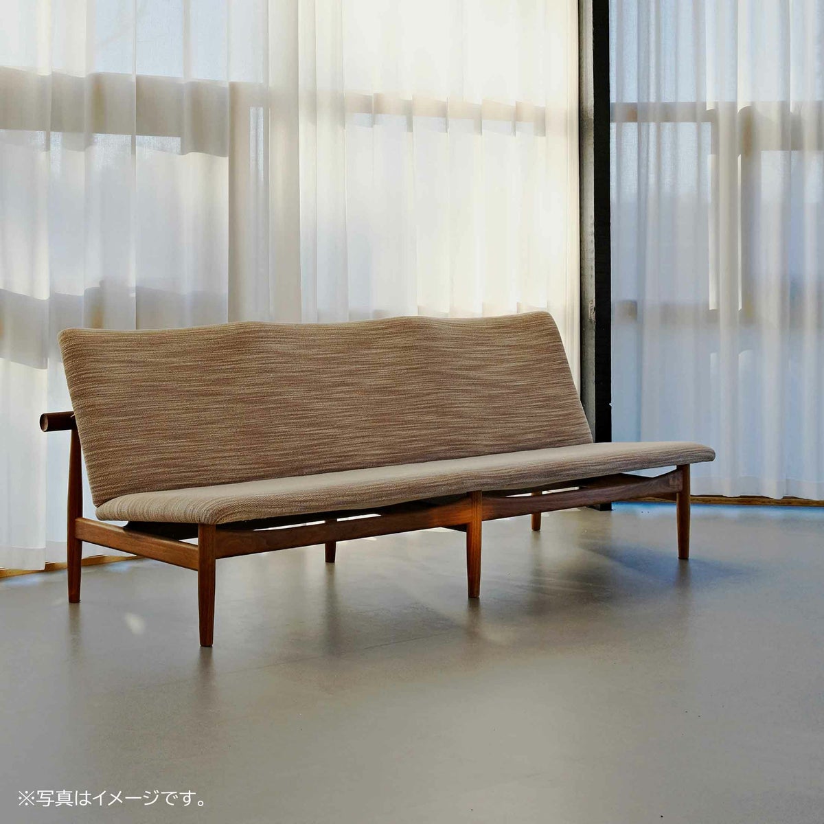 HOUSE OF FINN JUHL（ハウス・オブ・フィンユール） / JAPAN SOFA 3 SEATER（ジャパンソファ 3シーター） / ウォルナット材・オイル仕上げ / Watercolour（Cast Iron）