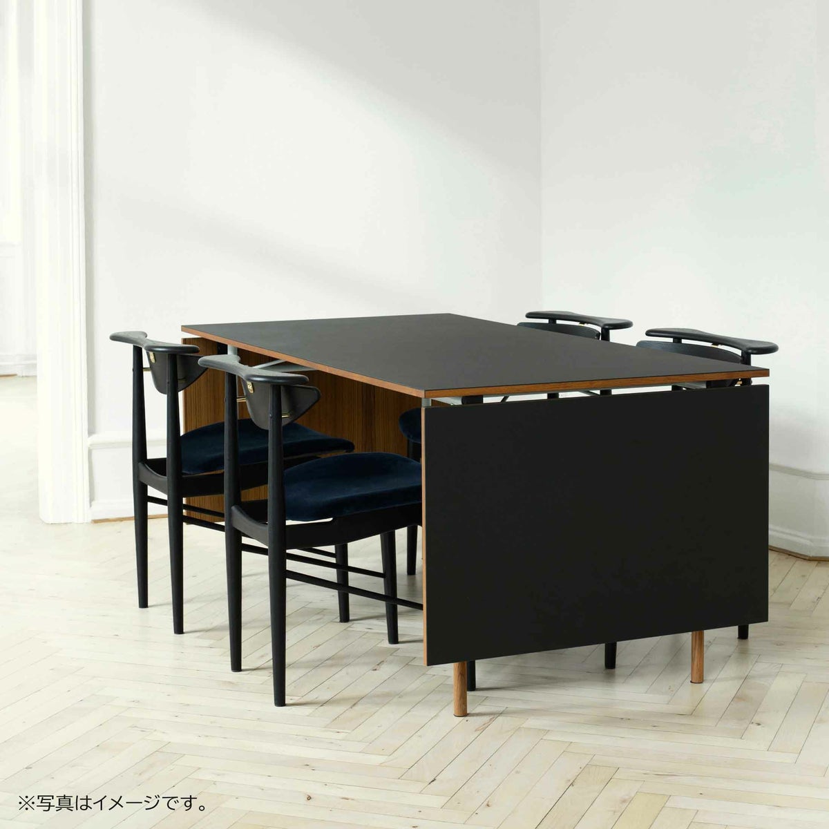 HOUSE OF FINN JUHL（ハウス・オブ・フィンユール） / NYHAVN DINING TABLE（ニューハウンダイニングテーブル） / ウォルナット材・オイル仕上げ・ブラックリノリウム天板