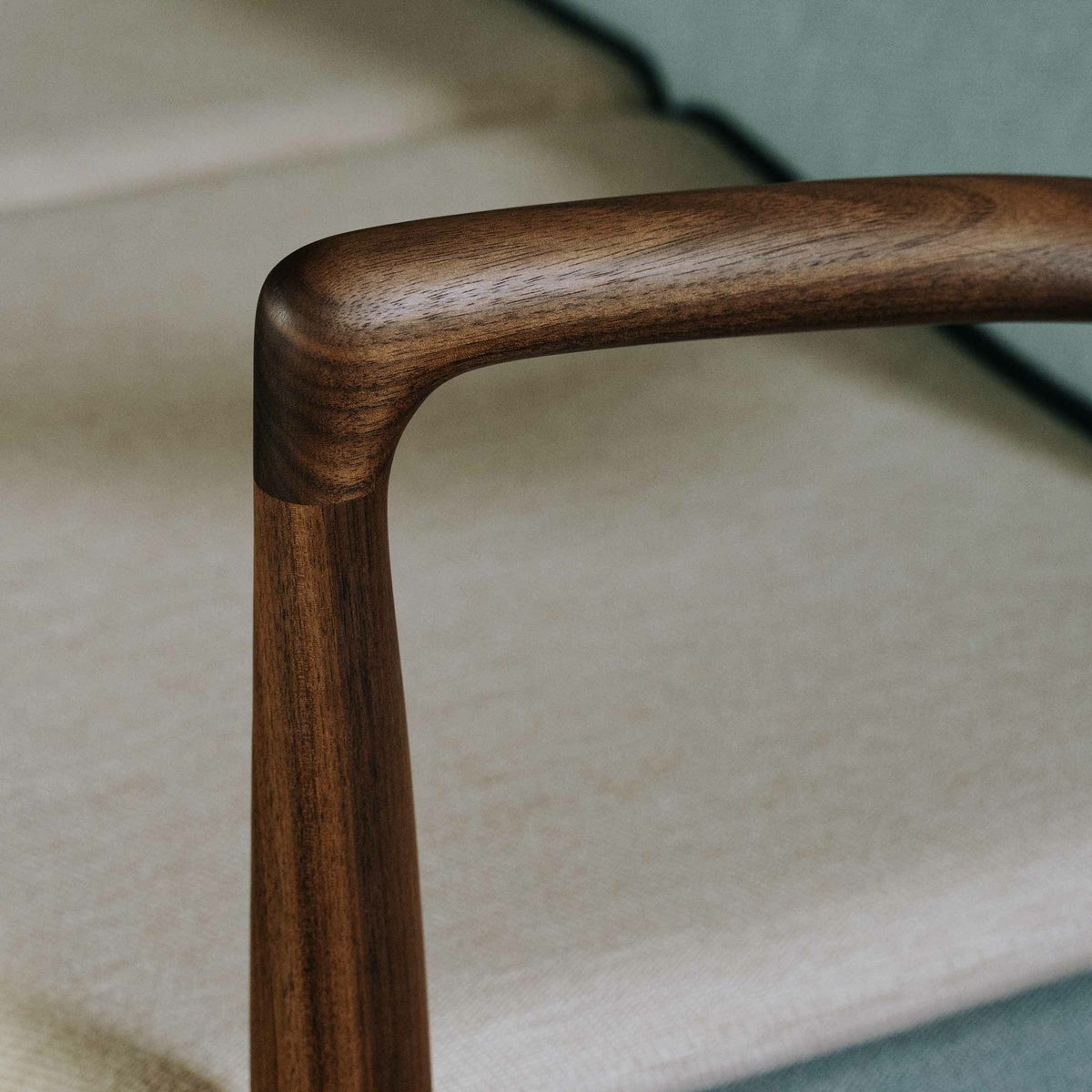 【数量限定】HOUSE OF FINN JUHL（ハウス・オブ・フィンユール） / 80周年記念ファーストエディション 45 SOFA / ウォルナット材・オイル仕上げ / WATERCOLOUR・Soft Linen