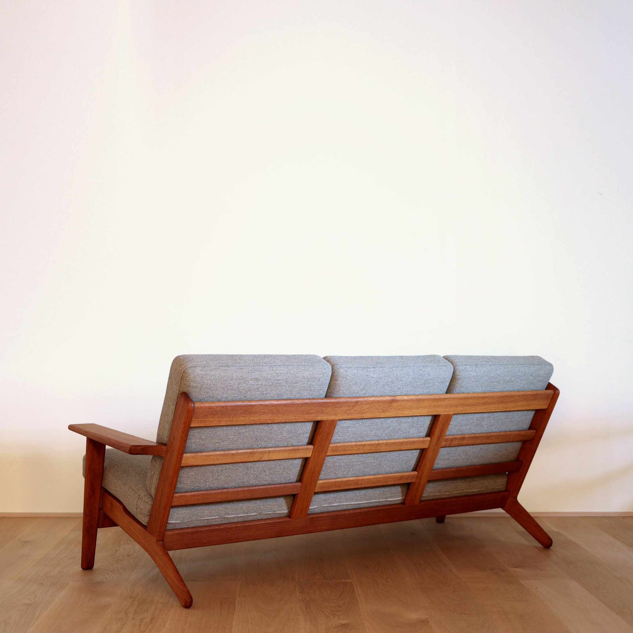 Hans J. Wegner（ハンス J. ウェグナー） / GE290 3シーター（vd2211