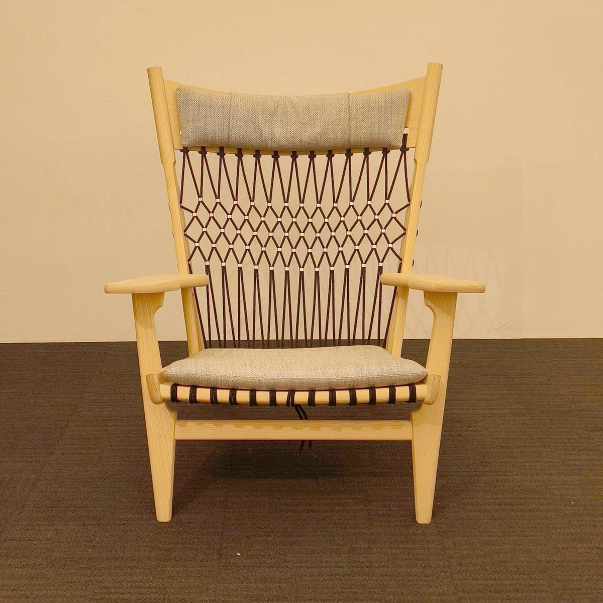 PP Mobler（PPモブラー） / PP129 Web Chair（ウェブチェア）/ アッシュ材・ホワイトオイル仕上げ / フラッグハリヤード（ブラック）・スタンダードファブリック Balance 8200