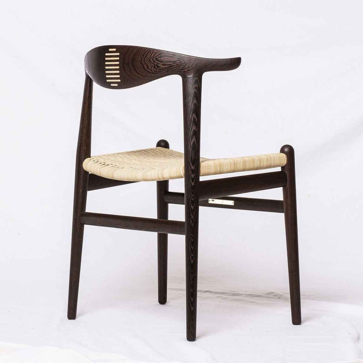 PP Mobler（PPモブラー） / PP505 Cow Horn Chair（カウホーンチェア） / ウェンジ材・クリアオイル仕上げ / Cane seat（籐張り） / 真鍮プレート付