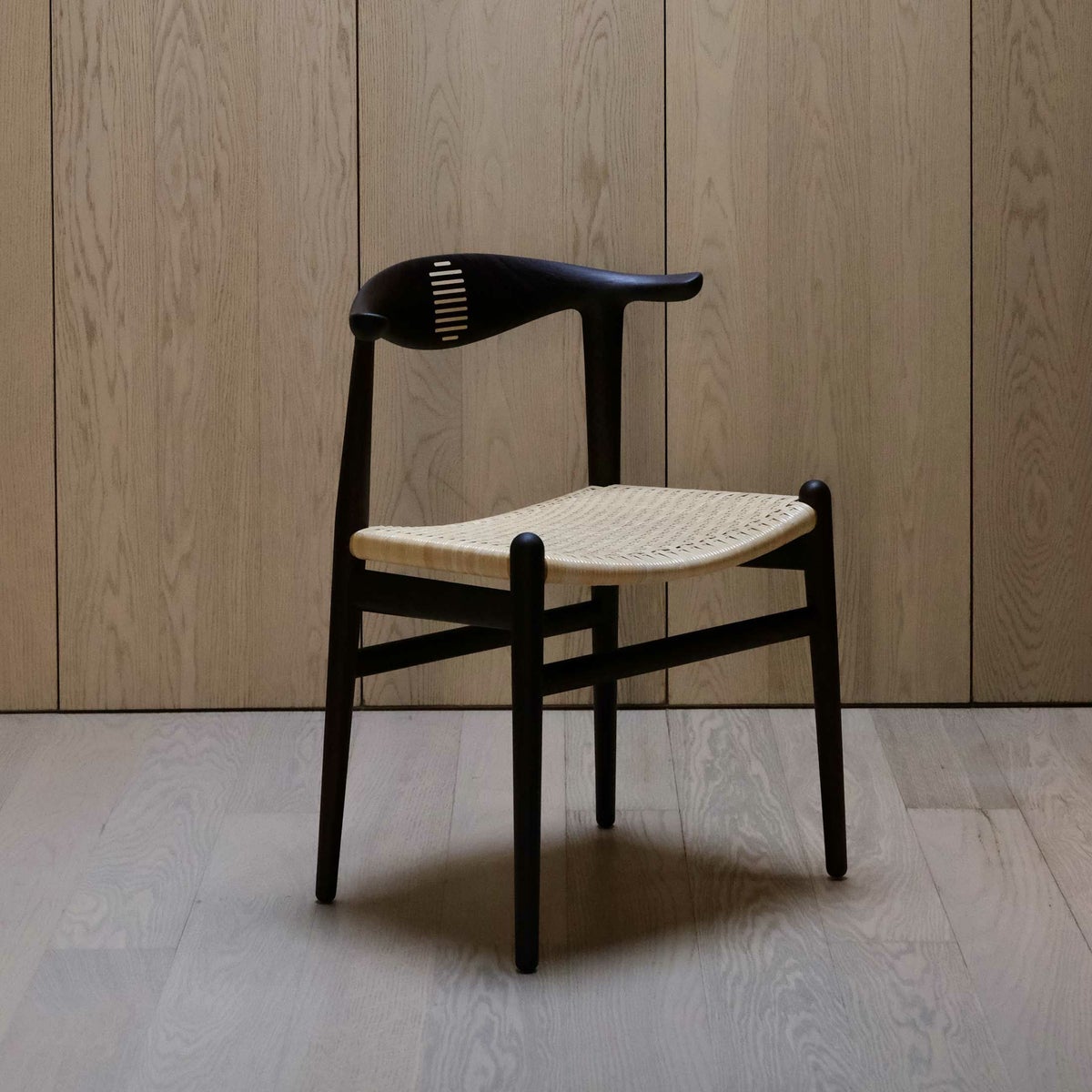 PP Mobler（PPモブラー） / PP505 Cow Horn Chair（カウホーンチェア） / ウェンジ材・クリアオイル仕上げ / Cane seat（籐張り） / 真鍮プレート付