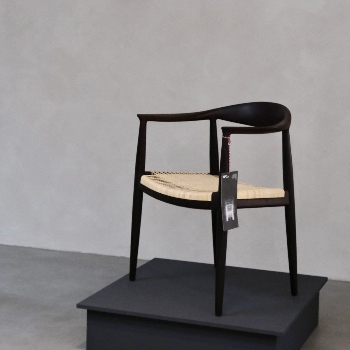 PP Mobler（PPモブラー） / PP501 Round Chair（ラウンドチェア） / The Chair（ザ チェア） / ウェンジ材・クリアオイル仕上げ /Cane seat（籐張り） / 真鍮プレート付