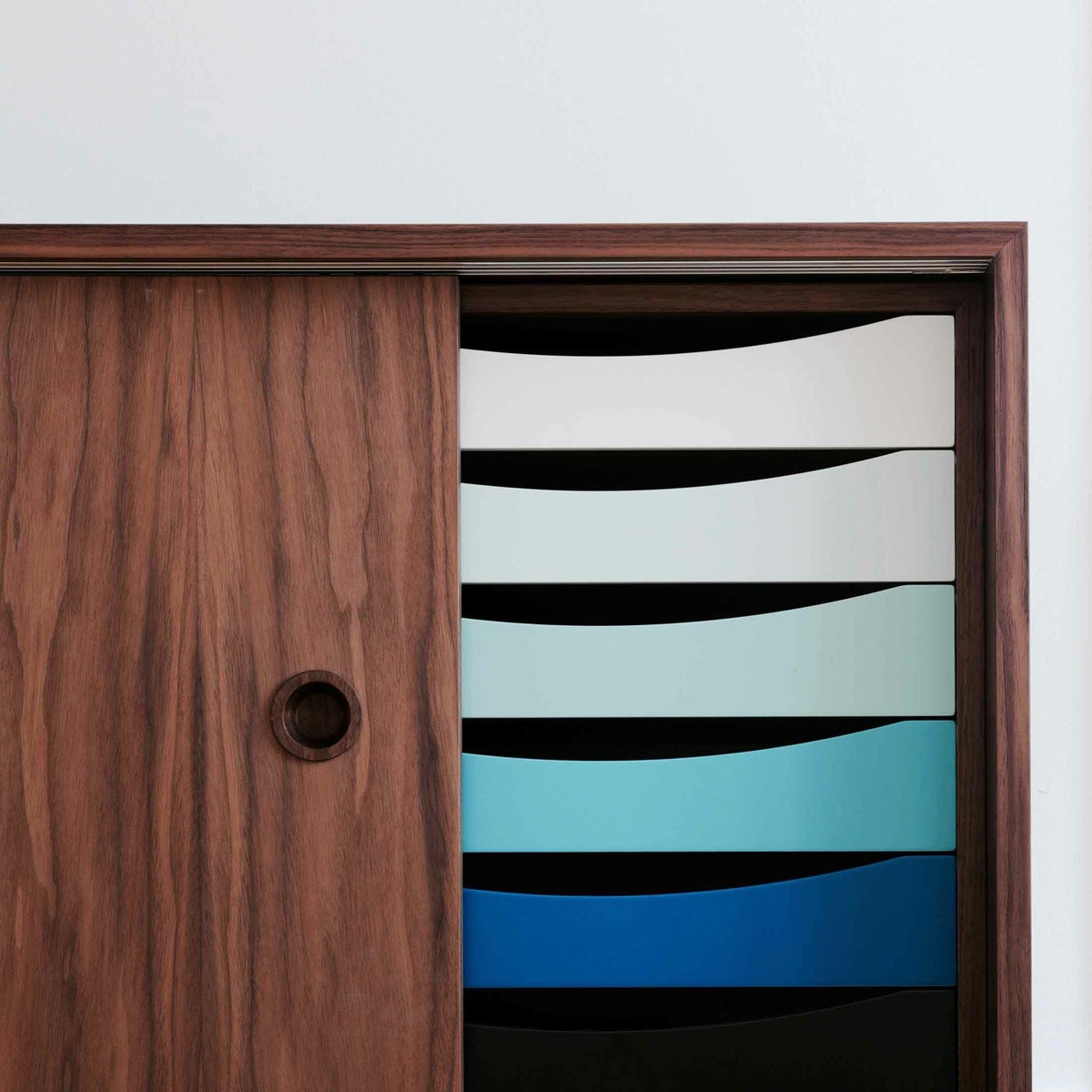 HOUSE OF FINN JUHL（ハウス・オブ・フィンユール） / SIDEBOARD W/ TRAY UNIT（サイドボード） / ウォルナット材・オイル仕上げ / 脚：ブラック / トレイユニット付き（COLD）