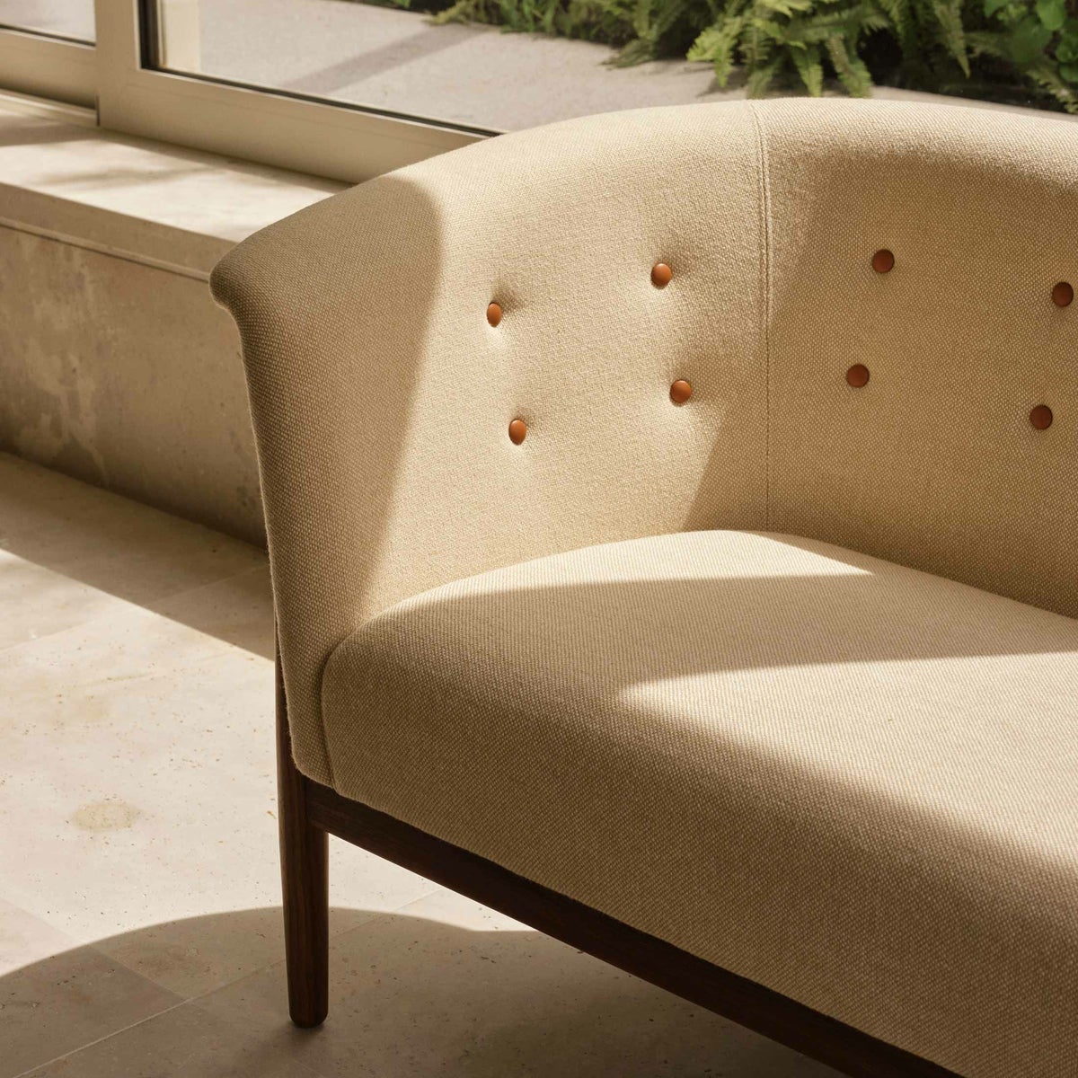 CARL HANSEN & SON（カール・ハンセン＆サン） / ND52-2 VITA SOFA（ヴィタソファ） / ウォルナット材・オイル仕上げ / Hallingdal 0200（ハリンダル） / ボタン：Sif 95 / ソファ