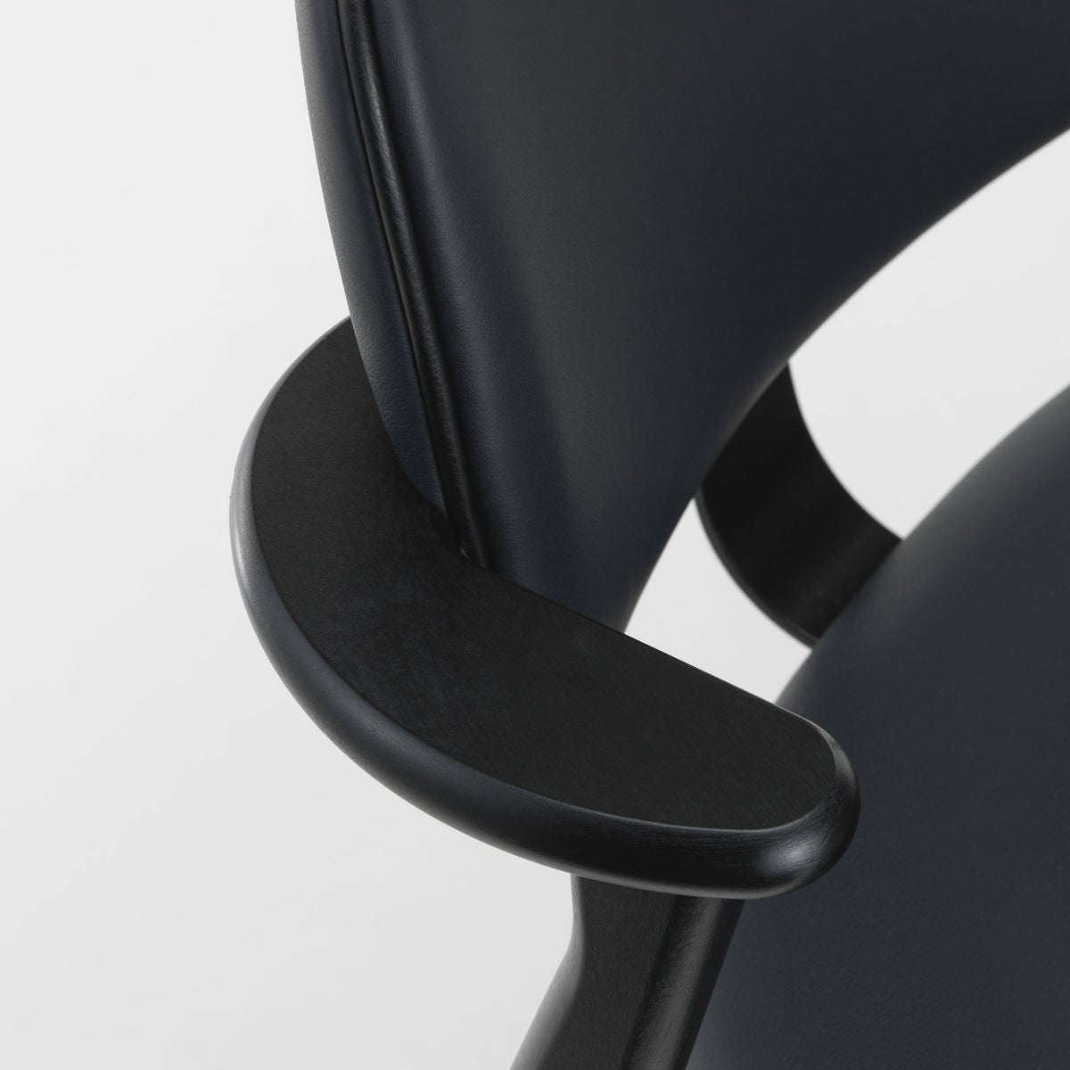 Artek（アルテック） / DOMUS CHAIR（ドムスチェア） / バーチ材・ブラックステイン仕上げ / 革張り Spectrum marine《New beauty versions》