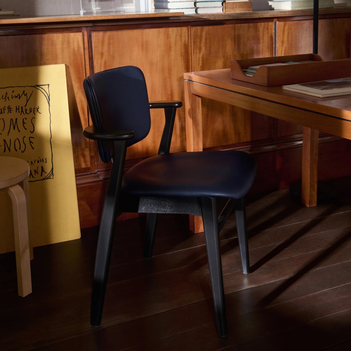 Artek（アルテック） / DOMUS CHAIR（ドムスチェア） / バーチ材・ブラックステイン仕上げ / 革張り Spectrum marine《New beauty versions》