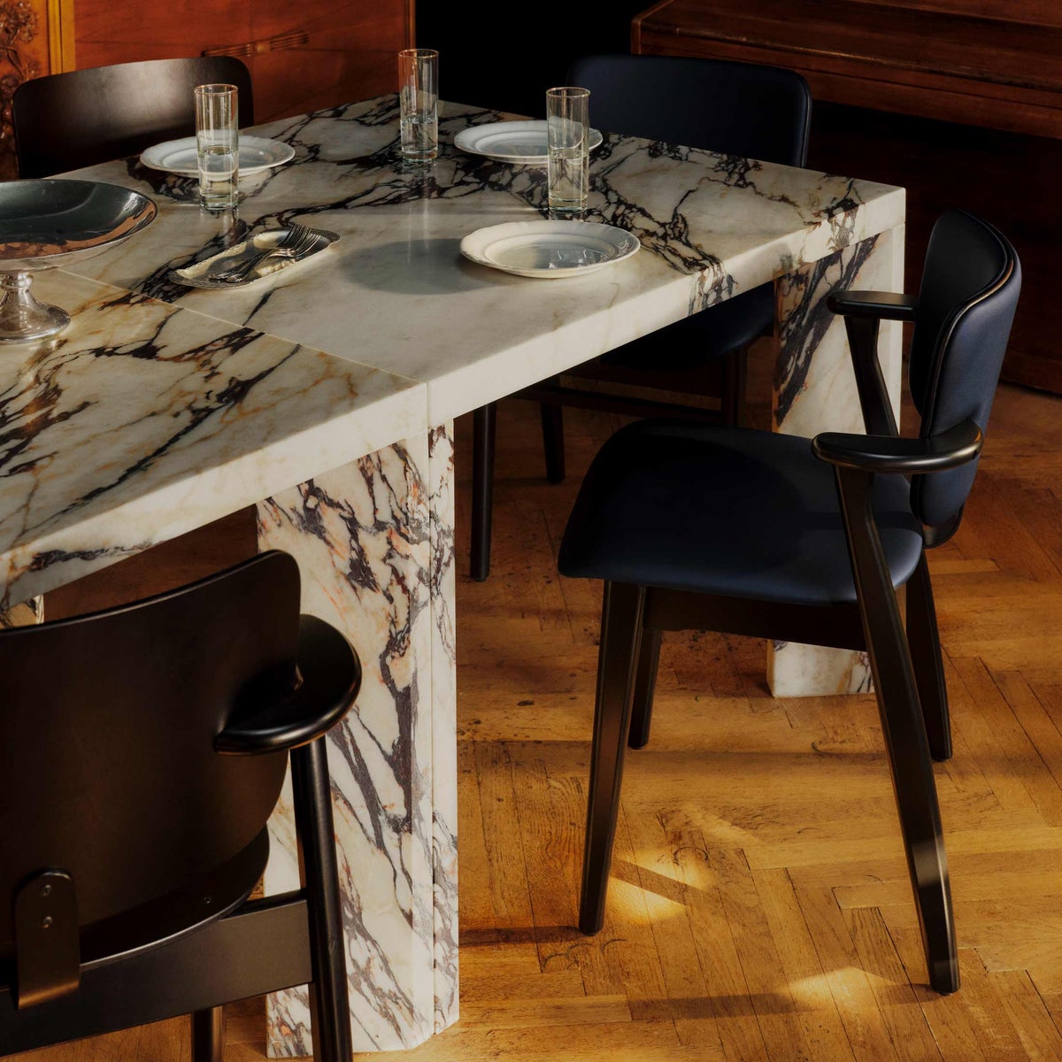 Artek（アルテック） / DOMUS CHAIR（ドムスチェア） / バーチ材・ブラックステイン仕上げ / 革張り Spectrum marine《New beauty versions》