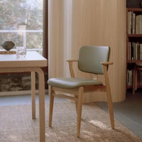 Artek（アルテック） / DOMUS CHAIR（ドムスチェア） / バーチ材・ハニーステイン仕上げ / 革張り Spectrum leaf《New beauty versions》