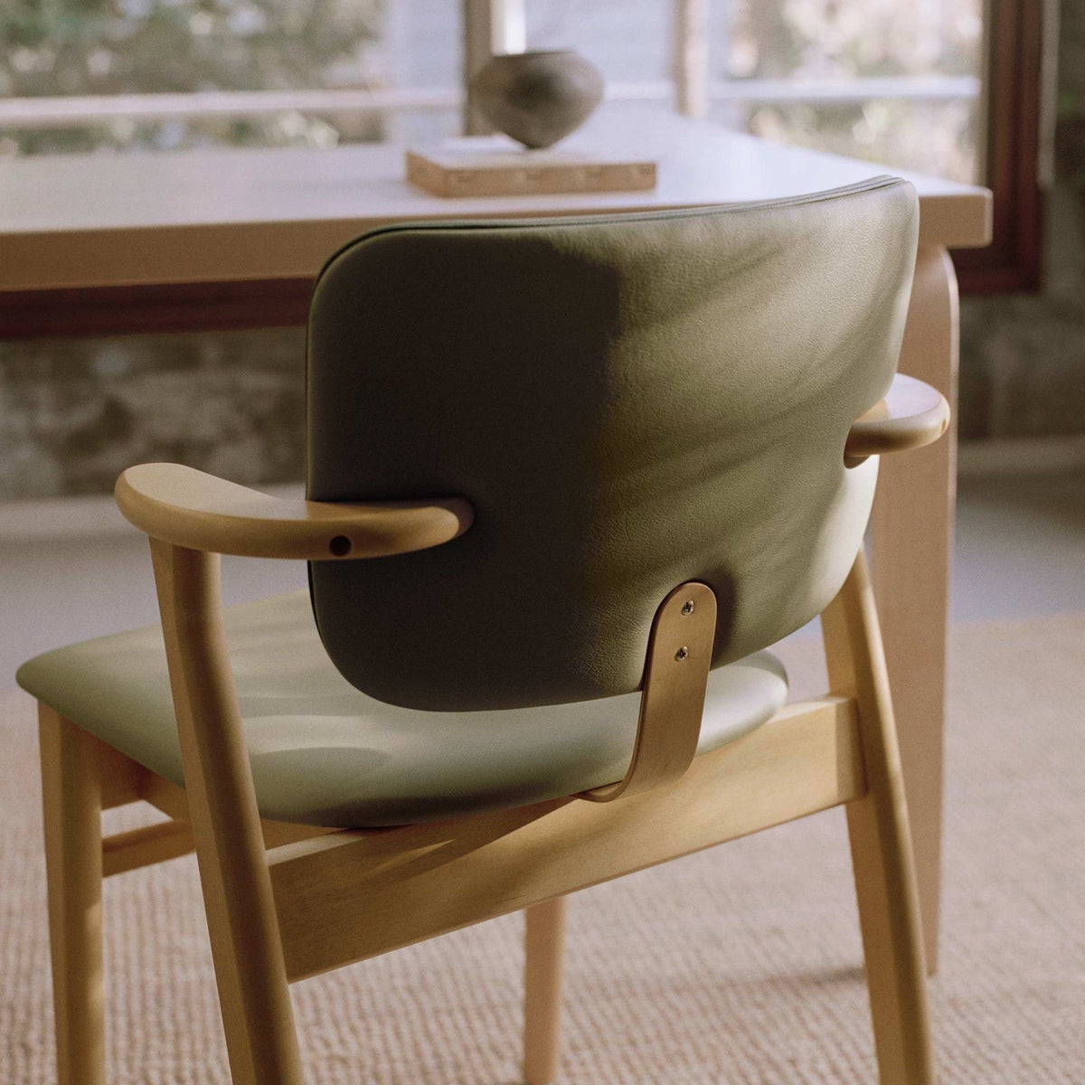 Artek（アルテック） / DOMUS CHAIR（ドムスチェア） / バーチ材・ハニーステイン仕上げ / 革張り Spectrum leaf《New beauty versions》