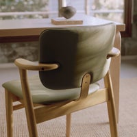 Artek（アルテック） / DOMUS CHAIR（ドムスチェア） / バーチ材・ハニーステイン仕上げ / 革張り Spectrum leaf《New beauty versions》