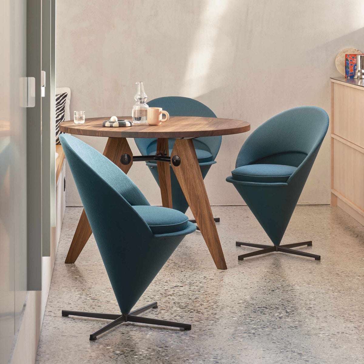 Vitra（ヴィトラ） / Gueridon（ゲリドン）φ105cm / アメリカンウォルナット・ナチュラル オイル仕上げ / ラウンドテーブル