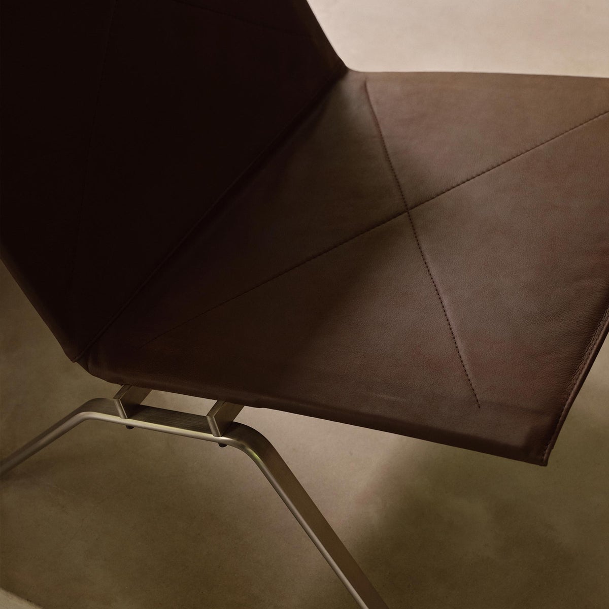 FRITZ HANSEN（フリッツ・ハンセン） / PK22（ピーケー22） ヘイズレザー / ダークブラウン / サテン仕上げステンレススチール