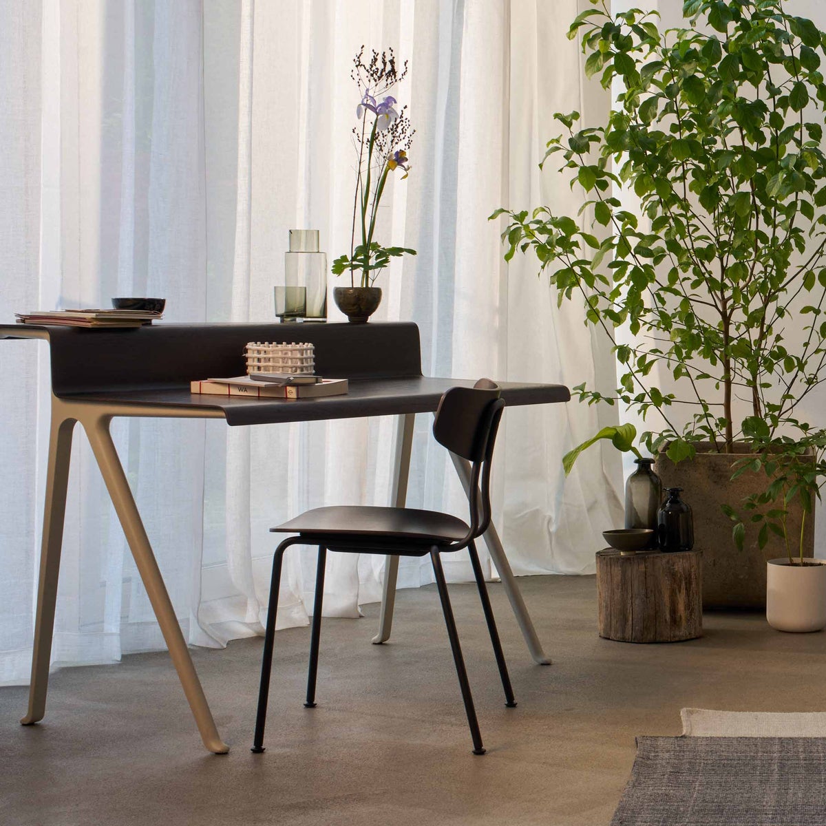 Vitra（ヴィトラ） / Courier（クーリエ） / テーブルトップ全2色・ベース全3色 / デスク