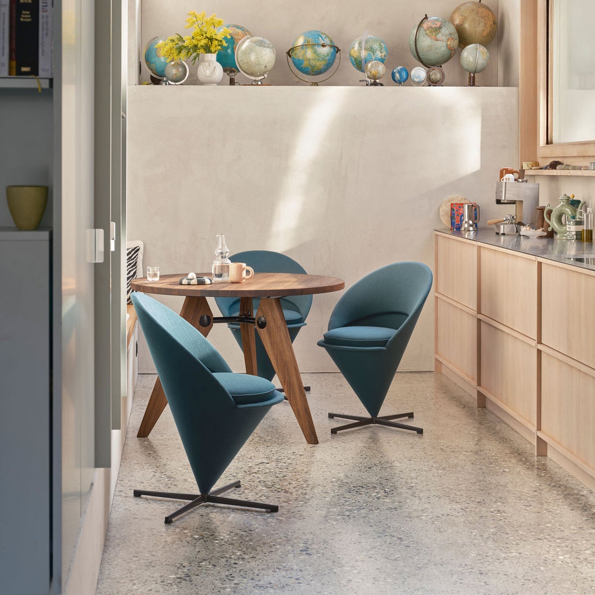 Vitra（ヴィトラ） / Cone Chair（コーン チェア）/ Hola（dark blue） / ラウンジチェア