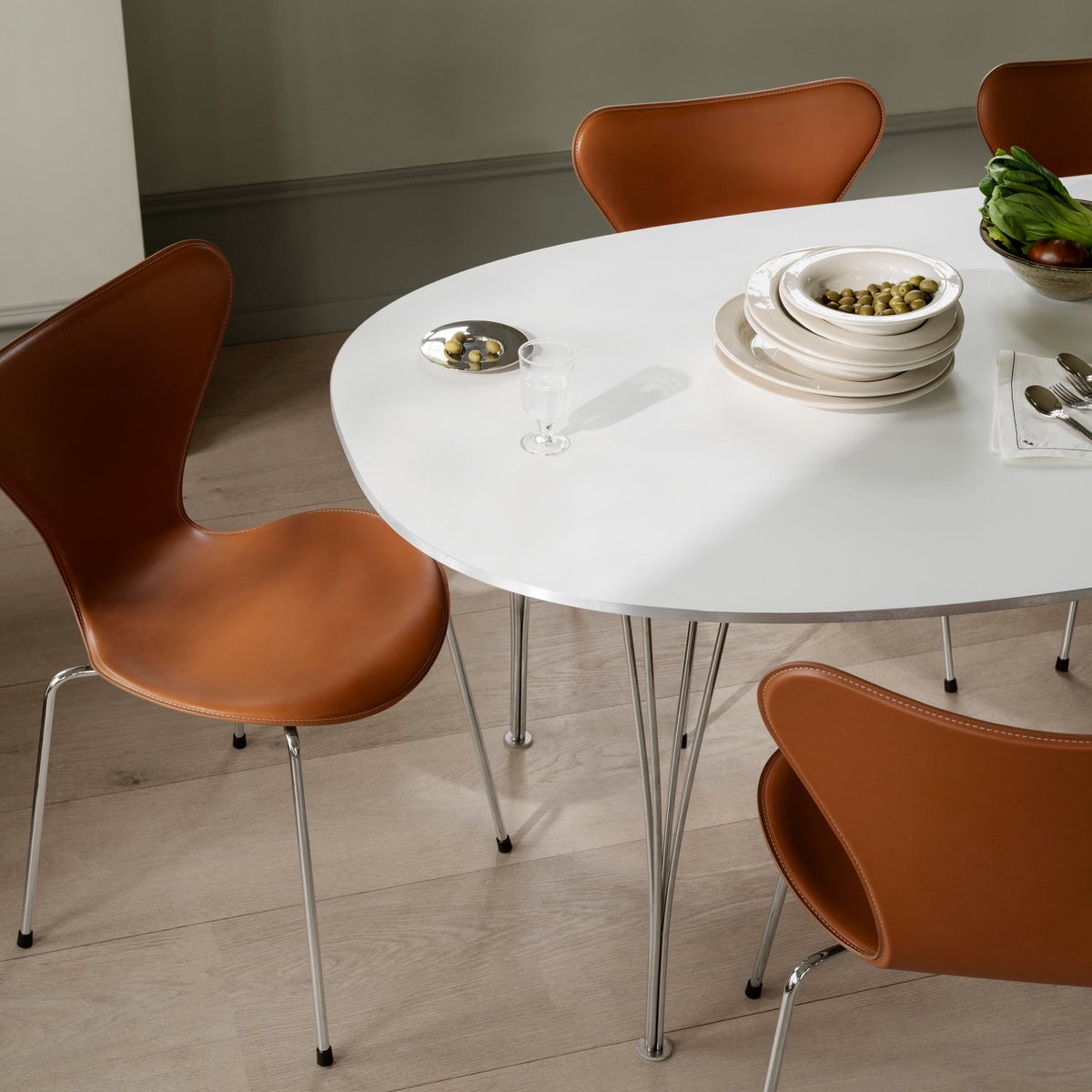 FRITZ HANSEN（フリッツ・ハンセン） / TABLE SERIES（テーブルシリーズ）B620 / スーパー楕円テーブル / ホワイト / クローム脚