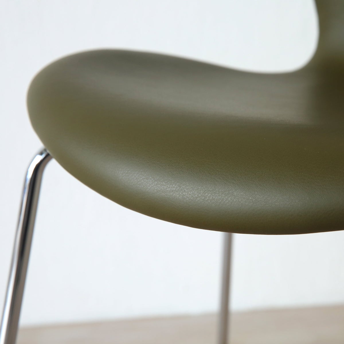 FRITZ HANSEN（フリッツ・ハンセン） / SERIES 7（セブンチェア） / Essential Leather（エッセンシャルレザー） / モスグリーン / フルパディング