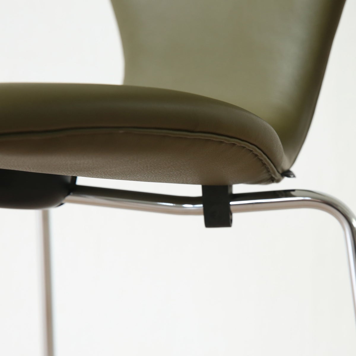 FRITZ HANSEN（フリッツ・ハンセン） / SERIES 7（セブンチェア） / Essential Leather（エッセンシャルレザー） / モスグリーン / フルパディング