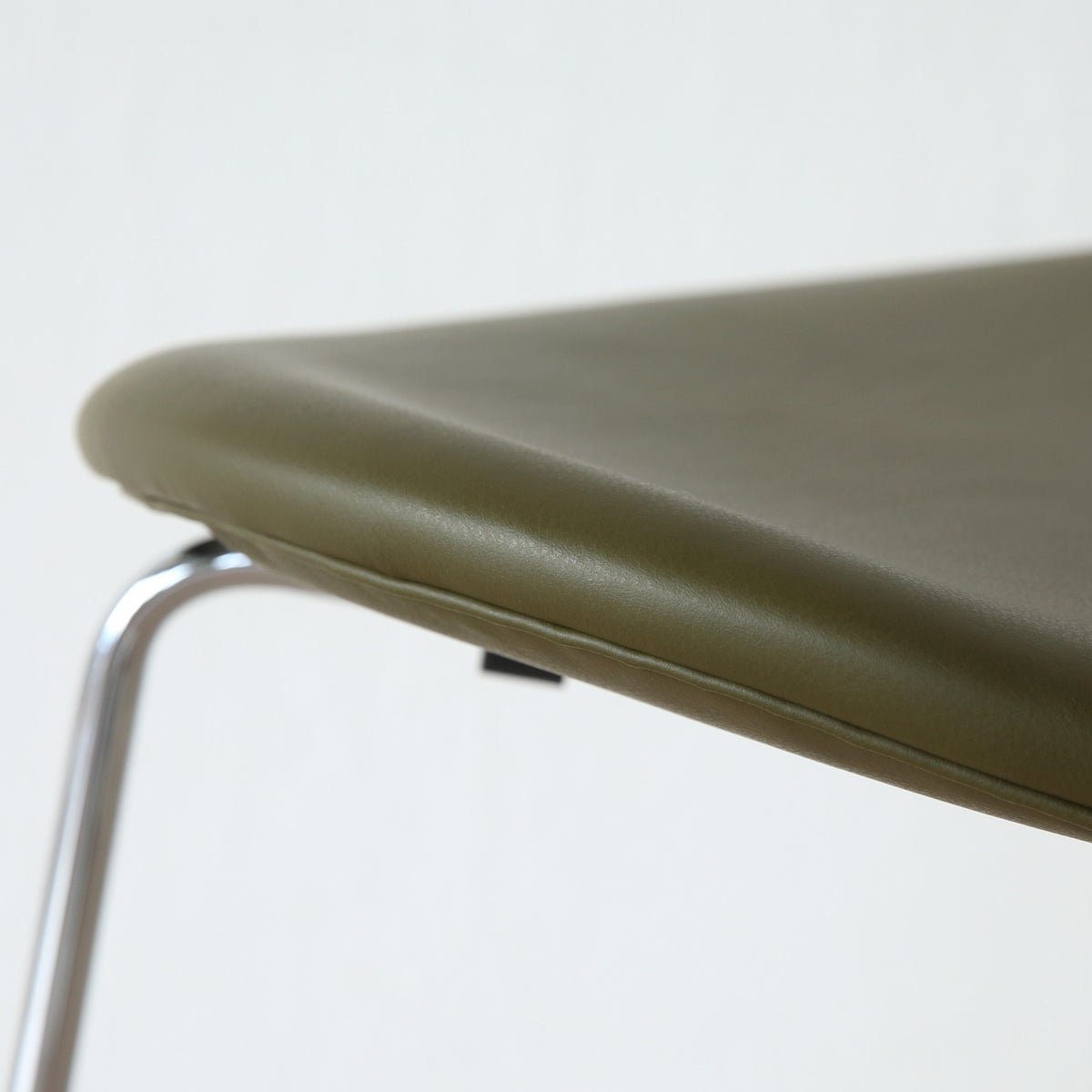 FRITZ HANSEN（フリッツ・ハンセン） / SERIES 7（セブンチェア） / Essential Leather（エッセンシャルレザー） / モスグリーン / フルパディング