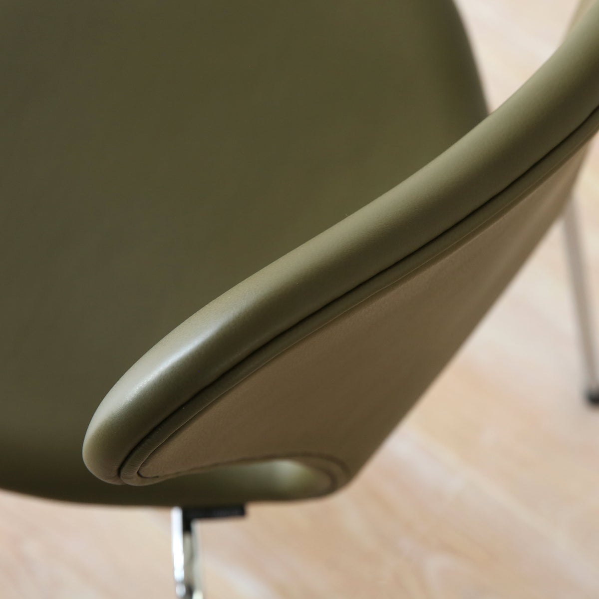 FRITZ HANSEN（フリッツ・ハンセン） / SERIES 7（セブンチェア） / Essential Leather（エッセンシャルレザー） / モスグリーン / フルパディング