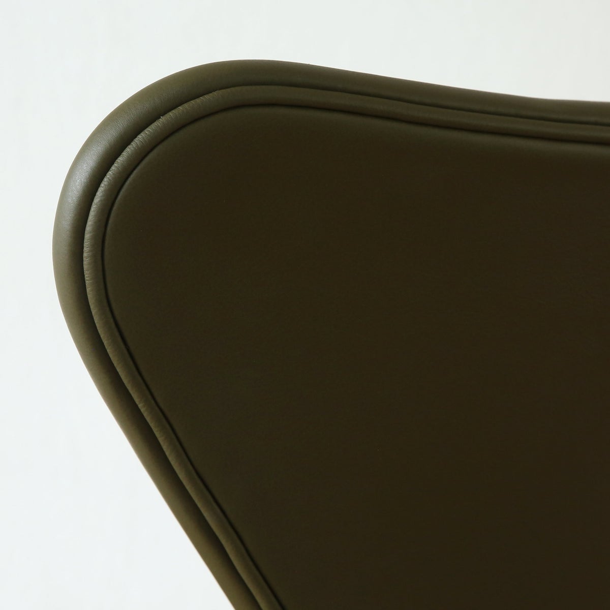FRITZ HANSEN（フリッツ・ハンセン） / SERIES 7（セブンチェア） / Essential Leather（エッセンシャルレザー） / モスグリーン / フルパディング